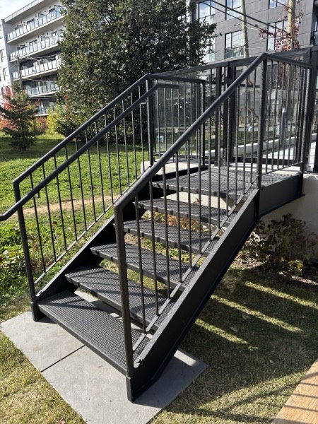 Escalier résidentiel — polyurée noire antidérapante